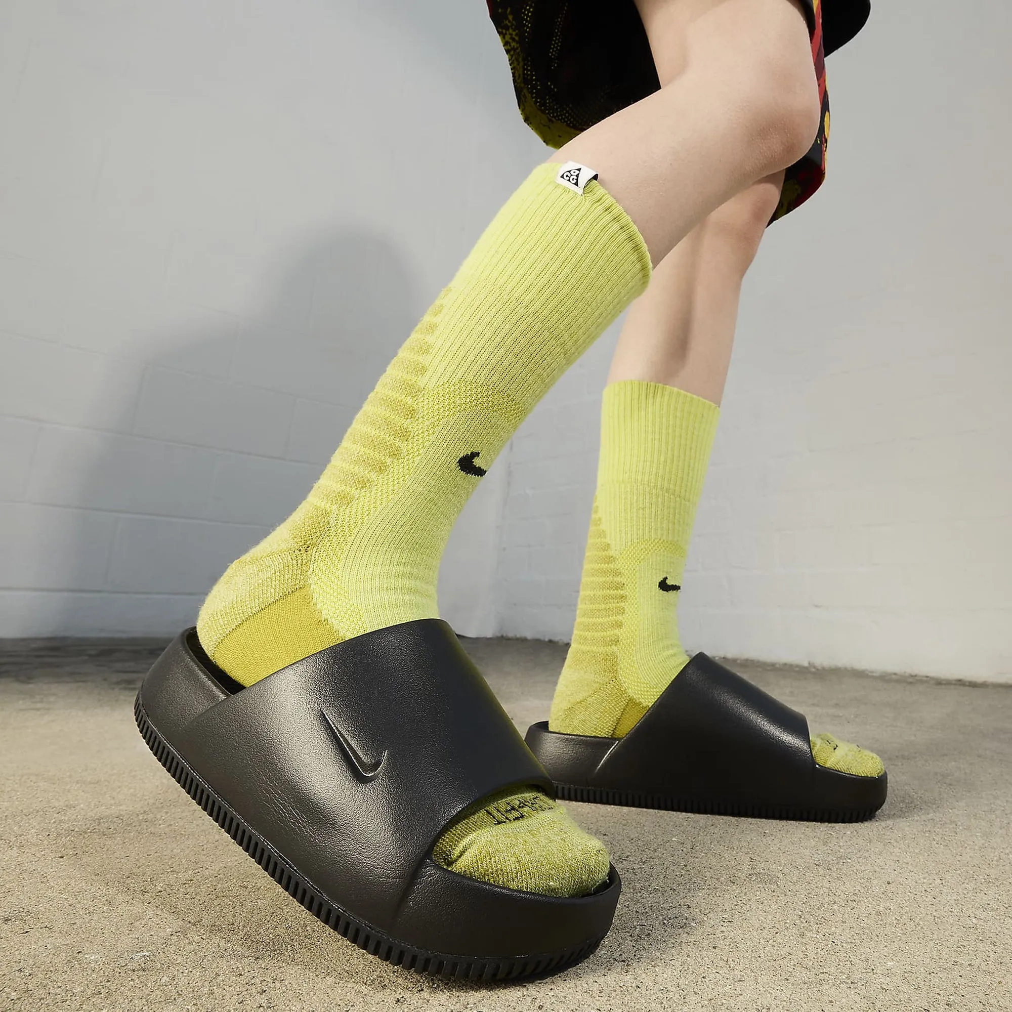 Nike | WMN'S CALM  { BLACK/BLACK